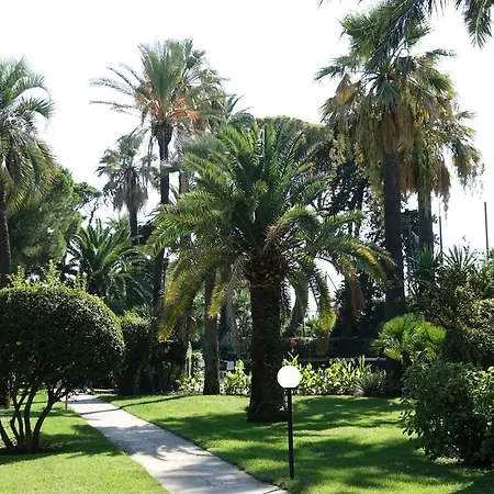 Air-conditioned Waterfront With Pool Apartamento Cannes